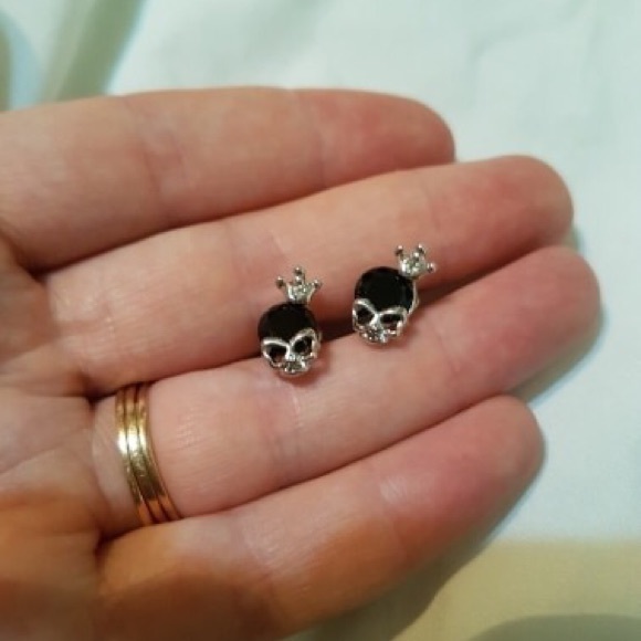 ONE HOUR SALE ❗️ Skull Earrings - Picture 3 of 3